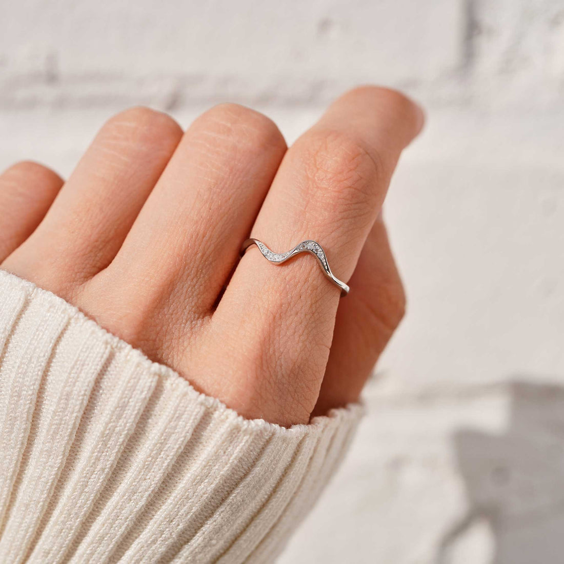 Best Bitches Wave Ring
